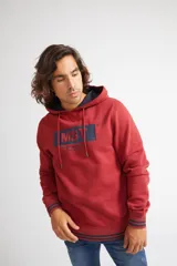 Buzo canguro de algodón color ladrillo con capucha ajustable, mangas largas, bolsillo canguro y logo estampado en el pecho.