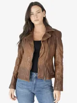 Chaqueta de cuero marrón con cierre asimétrico, solapas con tachuelas y degradado de color. Confeccionada en piel de cordero.