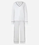 Conjunto de pijama de dos piezas, color blanco, compuesto por una blusa de manga larga con escote en V ribeteado en negro y un pantalón recto con ribetes negros en los bordes.