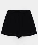 Short negro de viscosa con cintura elástica y pespuntes de colores en ruedo y cintura.