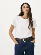 Camiseta de manga corta color terracota, con cuello redondo y corte ajustado.