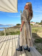 Vestido largo de seda con estampado geométrico en tonos beige, negro y marrón.