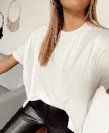 Remerón blanco de morley de algodón, manga corta, con dos pequeñas aberturas frontales y terminación en pico en la parte trasera.