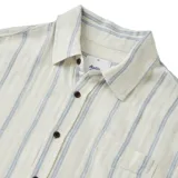 Camisa de manga corta con rayas verticales celestes sobre fondo blanco, cuello clásico y bolsillo de parche en el pecho.