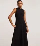 Vestido negro de largo midi, sin mangas, con cuello redondo y corte evasé. Presenta breteles anchos y cierre trasero de cremallera.