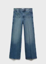 Pantalón de jean celeste, corte wide leg, tiro alto, con bolsillos de parche delanteros y traseros.