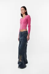 Top fucsia de morley mangas largas con abertura en escote y recorte por debajo del busto.
