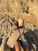 Camisa oversize de manga larga, color beige claro con efecto nevado o textura sutil.