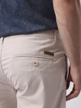 Bermuda color beige de corte recto.