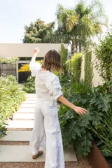 Pantalón de lino color beige, de tiro medio y corte wide leg.