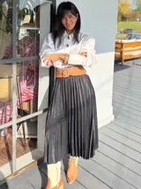 Falda midi plisada de satén color negro, con cintura elástica.