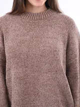 Sweater de punto color beige, de corte holgado y cuello redondo.