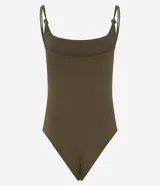 Body femenino color marrón, ajustado, con escote en U y breteles finos dobles que incorporan un adorno de cuentas de carey en el hombro. El tejido es texturizado.