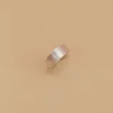 Anillo de plata 925 satinada, con forma de alianza ancha y superficie texturizada.