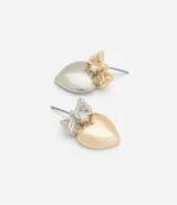 Par de aros colgantes con forma de corazón y lazo. Uno dorado con lazo plateado y otro plateado con lazo dorado.