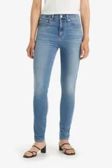 Pantalón de jean de tiro alto, corte skinny y color celeste claro.