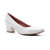 Zapato de cuero negro con taco cuadrado y escote en U.