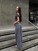 Pantalón de jean ancho (wide leg) color gris oscuro lavado, tiro alto, con efecto desgastado.