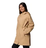 Campera cortaviento impermeable y transpirable color beige, con capucha ajustable, cierre frontal con cremallera bidireccional, cintura ajustable con cordón, bolsillos con cremallera y puños ajustables.