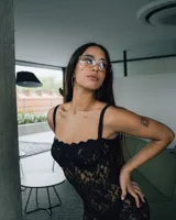 Vestido largo de encaje negro con breteles finos y forro interno tipo body.