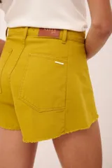 Short de jean de tiro alto, color negro lavado, con corte ancho y dobladillo deshilachado.