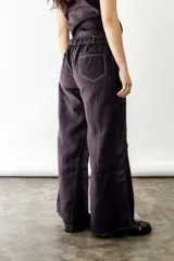 Pantalón wide leg negro de lino, con tiro medio/alto y elástico en la espalda.