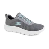 Championes Skechers Go Walk Flex Alani color gris con cordones elásticos celestes, capellada de malla técnica, plantilla Air-Cooled Goga Mat y amortiguación Ultra Go.