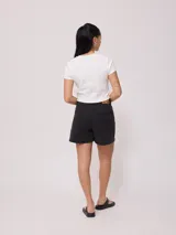 Short de jean celeste, corte regular, con bolsillos delanteros y traseros. Confeccionado en 98% algodón y 2% elastano.