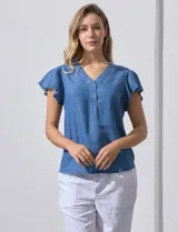 Blusa de tencel azul, marca Alex & Parker. Escote en V con botones y manga corta amplia con volados.
