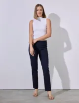 Pantalón de vestir azul marino, de corte recto, con pretina ancha y faja interna modeladora. Presenta costura frontal pespunteada y bolsillos ojal simulados en la parte trasera.