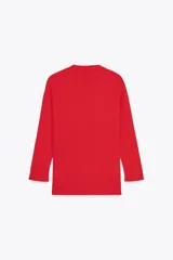 Chaqueta de punto roja con escote en pico, manga francesa y cierre frontal con botones dorados.