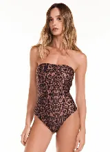 Traje de baño enterizo strapless con estampado animal print de leopardo en tonos marrones.