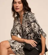 Vestido corto con estampa de follaje en blanco y negro, con escote en V, solapa y mangas 3/4.