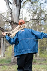Campera oversize de jean azul con cierre frontal y bolsillos con solapa.
