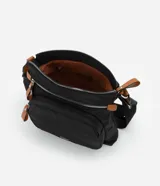 Bandolera negra de poliéster con detalles en cuero sintético color marrón. Tiene correa transversal ajustable, cierre de cremallera, bolsillos delanteros y placa metálica con el logo de la marca.