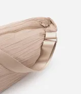 Bolso hobo color beige con textura plisada, correa transversal ajustable y cierre de cremallera.