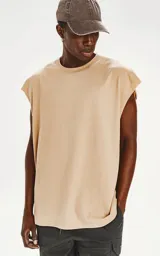 Remerón sin mangas color beige, con cuello redondo y corte extra oversize con hombros caídos.