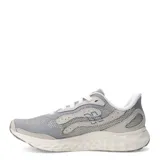 Championes New Balance Running Course, color gris y beige, con capellada de malla y detalles en cuero sintético. Entresuela Fresh Foam para mayor amortiguación y confort.