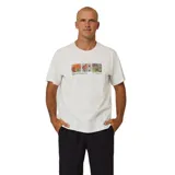 Remera blanca de manga corta con cuello redondo y un estampado central compuesto por tres recuadros que contienen ilustraciones florales coloridas.