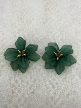 Par de aros con forma de flor de pétalos traslúcidos color verde esmeralda y centro dorado.