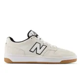 Championes New Balance modelo 480, color crema con detalles en blanco y negro. Confeccionados en gamuza, cuero y malla.