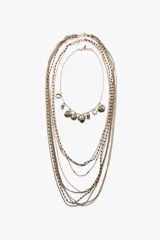Set de tres collares dorados con dijes y abalorios.