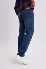 Pantalón de jean clásico de hombre, color azul oscuro, corte recto.