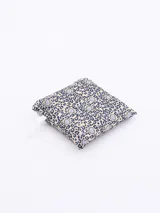 Bolsa de mandados de tela estampada con diseño floral en tonos celeste y blanco, con ribete negro en las asas.