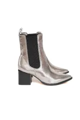 Bota corta plateada con textura de cuero metalizado, elásticos laterales negros y tacón cuadrado.