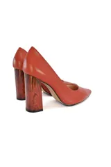 Stilettos de cuero color caramelo con tacón geométrico de 8.5 cm y punta ligeramente redondeada.