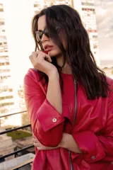 Chaqueta de cuero color rojo, con cierre frontal y mangas 3/4 con botón.