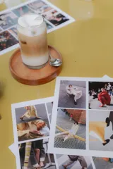 Bota corta de gamuza color beige claro, con caña ajustada y taco cuadrado de madera oscura.