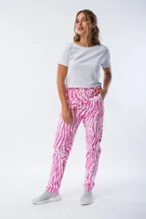 Pantalón babucha con estampado de cebra en fucsia y blanco, de corte ajustado, cintura elástica y tejido liviano.