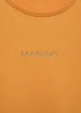 Camiseta de algodón color naranja con logo bordado de la marca en el frente.